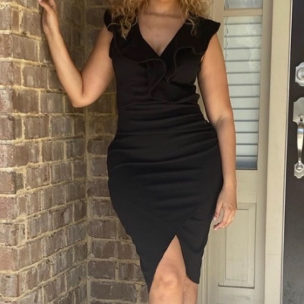 Pullover v-neck ruffle dress. Black. Medium. NWOT